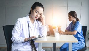 看護師の転職後の慣れない時期を乗り越えるために悩む日本人看護師