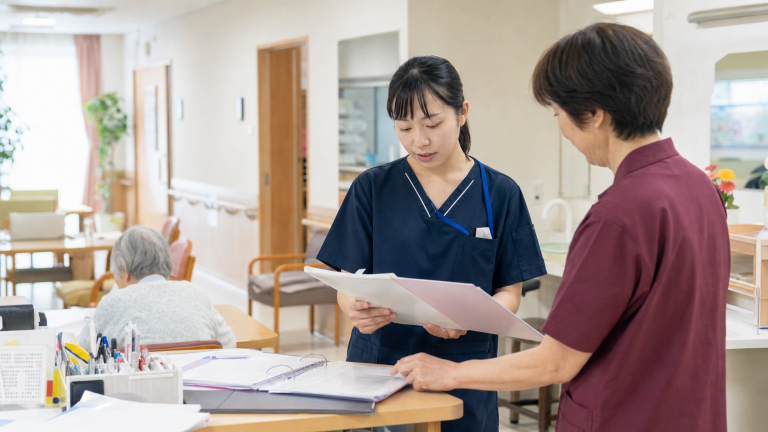 認知症ケア病棟看護師求人の確認資料を見る看護師