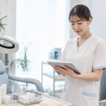 皮膚科クリニックの処置室で準備をする看護師