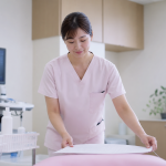 産婦人科クリニックの診察室で準備をする看護師