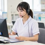 医療相談のコールセンターでヘッドセットを付けて対応する看護師