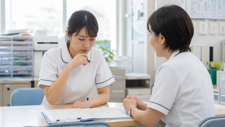 退職を引き止められた看護師が面談で書類を確認する様子