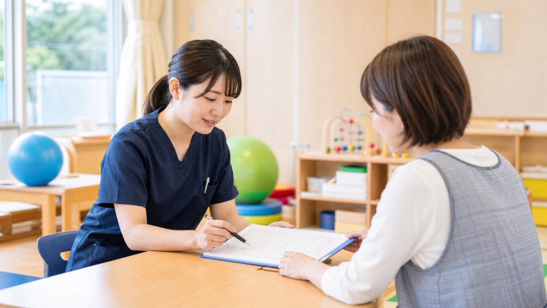 放課後等デイサービスで健康観察を確認する看護師と支援スタッフ
