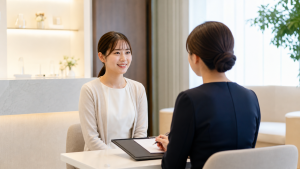 美容クリニックの面接で担当者と話す看護師