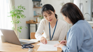 家族に転職の相談をする看護師