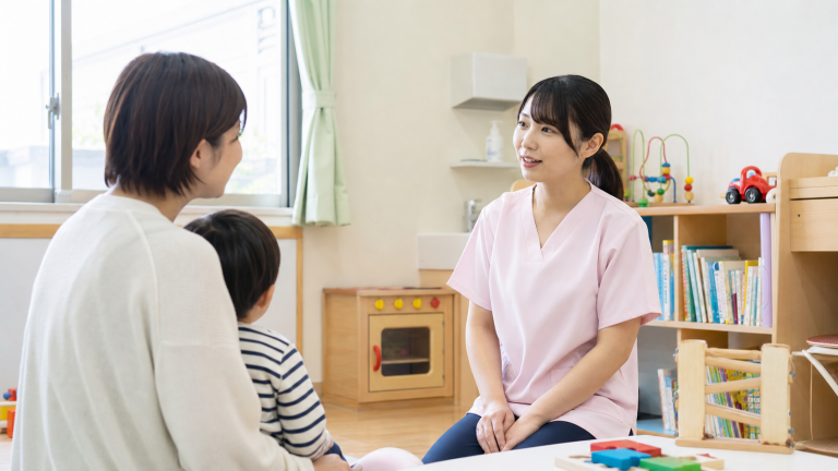 病児保育室で保護者に説明する看護師