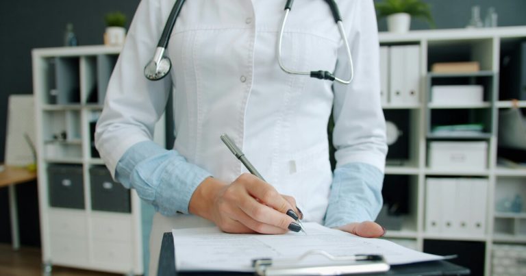 行政保健師の仕事を想定し書類を確認する医療職