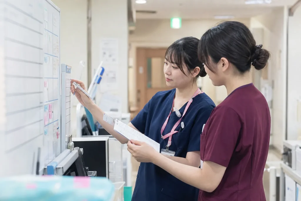 病棟で申し送り内容を確認する看護師