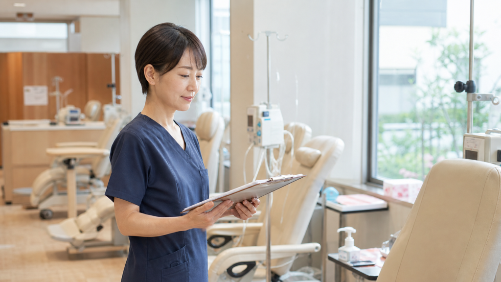 外来化学療法室で治療準備を確認する看護師