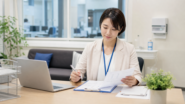 企業の健康相談室で資料を確認する産業保健師