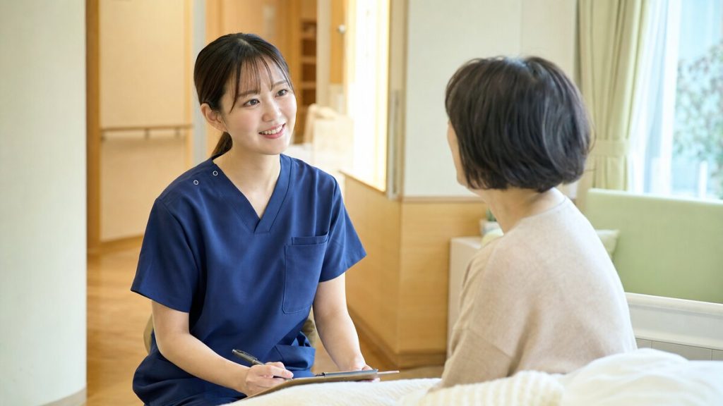 緩和ケア病棟で患者と家族に寄り添う看護師のイメージ