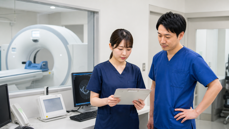 放射線科外来看護師求人の検査介助と安全管理を確認する看護師