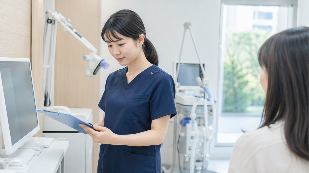 呼吸器内科クリニックで検査準備をする看護師