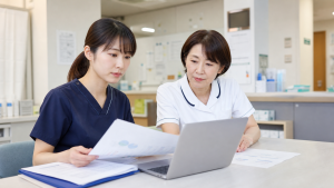 看護研究あり看護師求人の発表資料を先輩と確認する看護師