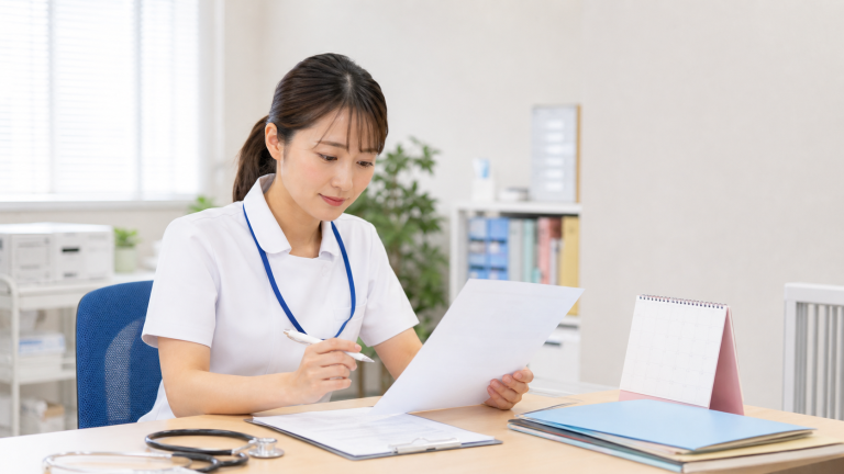 採用時健康診断の書類と入職前準備を確認する看護師
