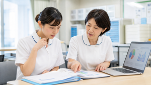 ラダー制度あり看護師求人の評価資料を先輩看護師と確認する看護師