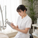美容皮膚科看護師求人の施術準備を確認するクリニック看護師