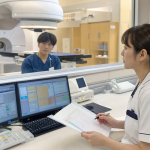放射線治療室で照射スケジュールを確認する看護師の様子