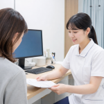 乳腺外科クリニックで検査説明を行う看護師