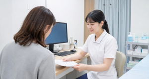 乳腺外科クリニックで検査説明を行う看護師