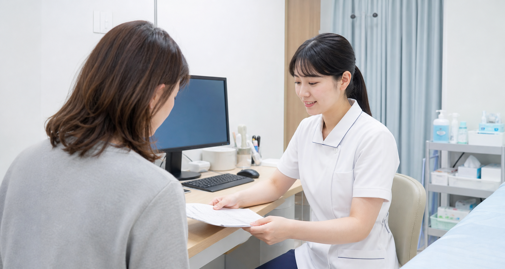 乳腺外科クリニックで検査説明を行う看護師