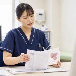 肝臓内科クリニックで検査説明を行う看護師
