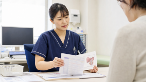 肝臓内科クリニックで検査説明を行う看護師