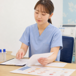 更年期外来で問診票と説明資料を確認する看護師