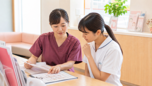 産婦人科クリニックで勤務内容を確認する看護師