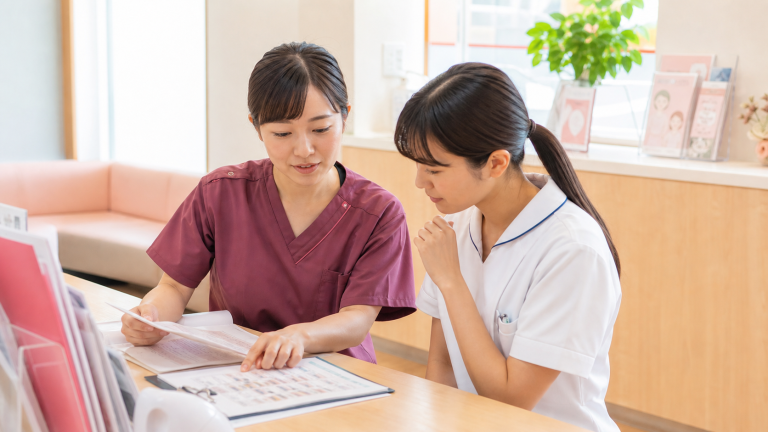 産婦人科クリニックで勤務内容を確認する看護師