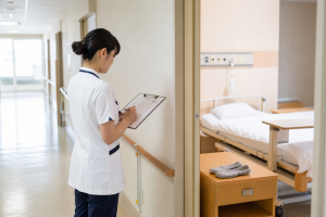 転倒転落防止チームの看護師求人を考える看護師が病棟でリスク評価を確認している様子