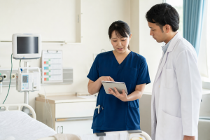 疼痛管理チームの看護師が病棟で医師と術後疼痛管理を確認している様子