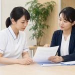 奨学金返済支援制度の求人条件を採用担当者と確認する看護師